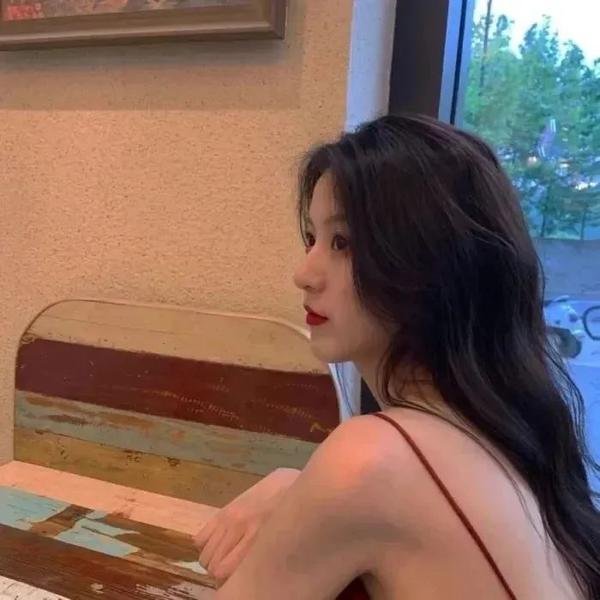 隔楼女孩：我们之间的层距